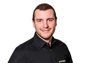 Porträt eines geoCapture Mitarbeiters vor weißem Hintergrund in Businesskleidung