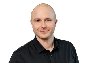 Business-Porträt eines Mitarbeiters im schwarzen Hemd – professionelles Teamfoto für Unternehmensauftritt