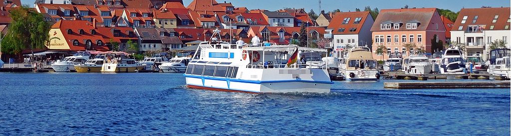 Ein Boot auf dem Wasser wird mit GPS-Sendern von geoCapture geortet