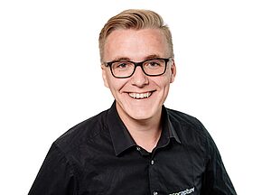 Porträt eines Mitarbeiters in schwarzem Hemd mit geoCapture-Logo vor weißem Hintergrund