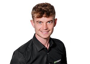 Porträt eines Mannes in schwarzem Hemd mit geoCapture-Logo vor weißem Hintergrund