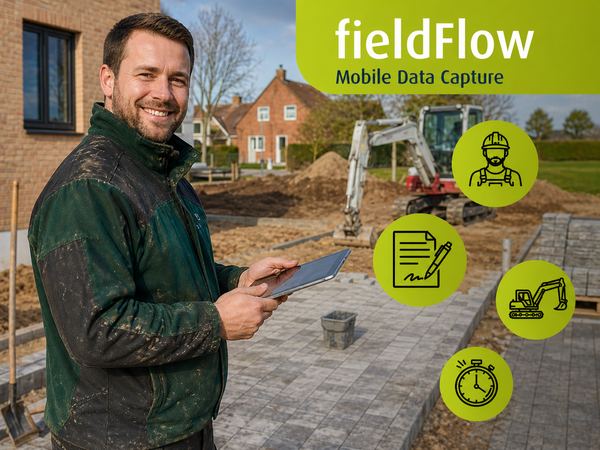 Ein Mann steht auf einer Baustelle und nutzt ein Tablet; im Hintergrund ein Bagger und Wohnhäuser. Rechts sind Icons und der Text ‚fieldflow – Mobile Data Capture‘ mit Kategorien wie Mitarbeiter, Formulare, Geräte und Arbeitszeit dargestellt.