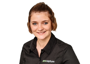 Porträt einer Mitarbeiterin im schwarzen Hemd mit geoCapture-Logo, die freundlich in die Kamera lächelt